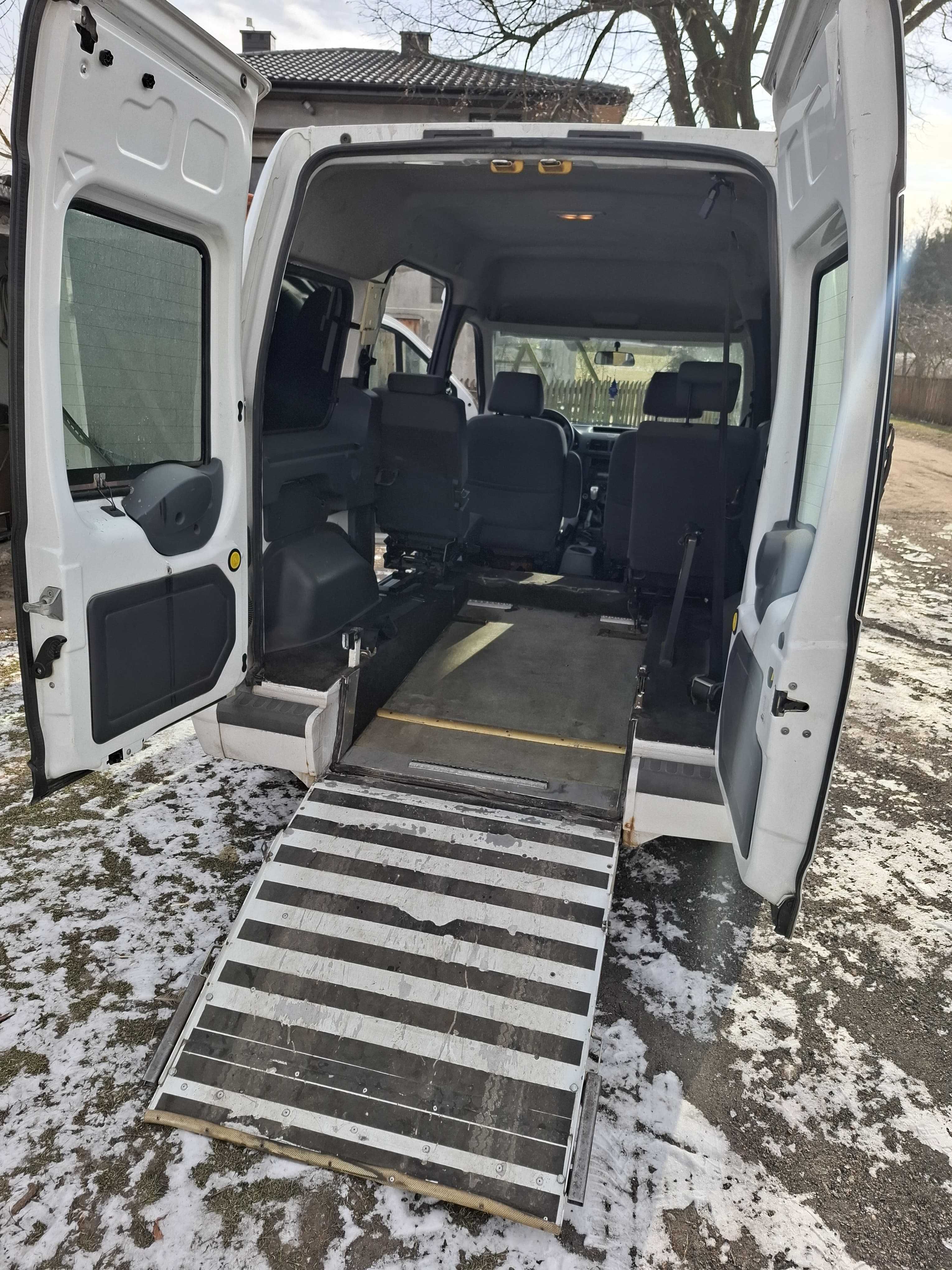 Ford Tourneo Connect przystosowany do przewozu osoby niepełnosprawnej