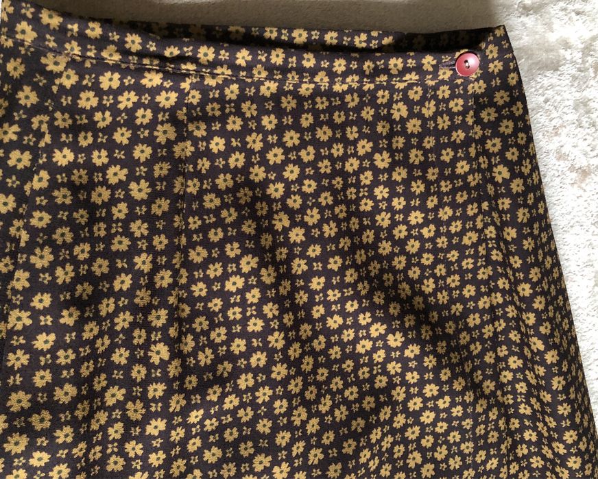 Saia castanha às flores da Globe