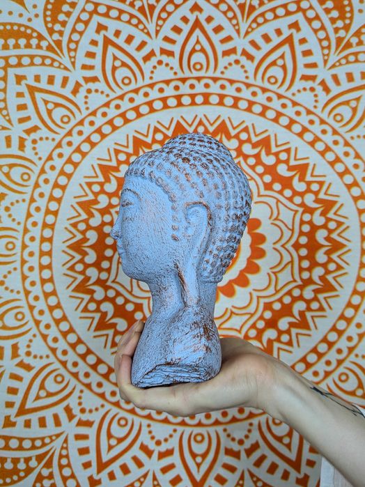 niebieska głowa spokojnego buddy,  dekoracja zen z betonu