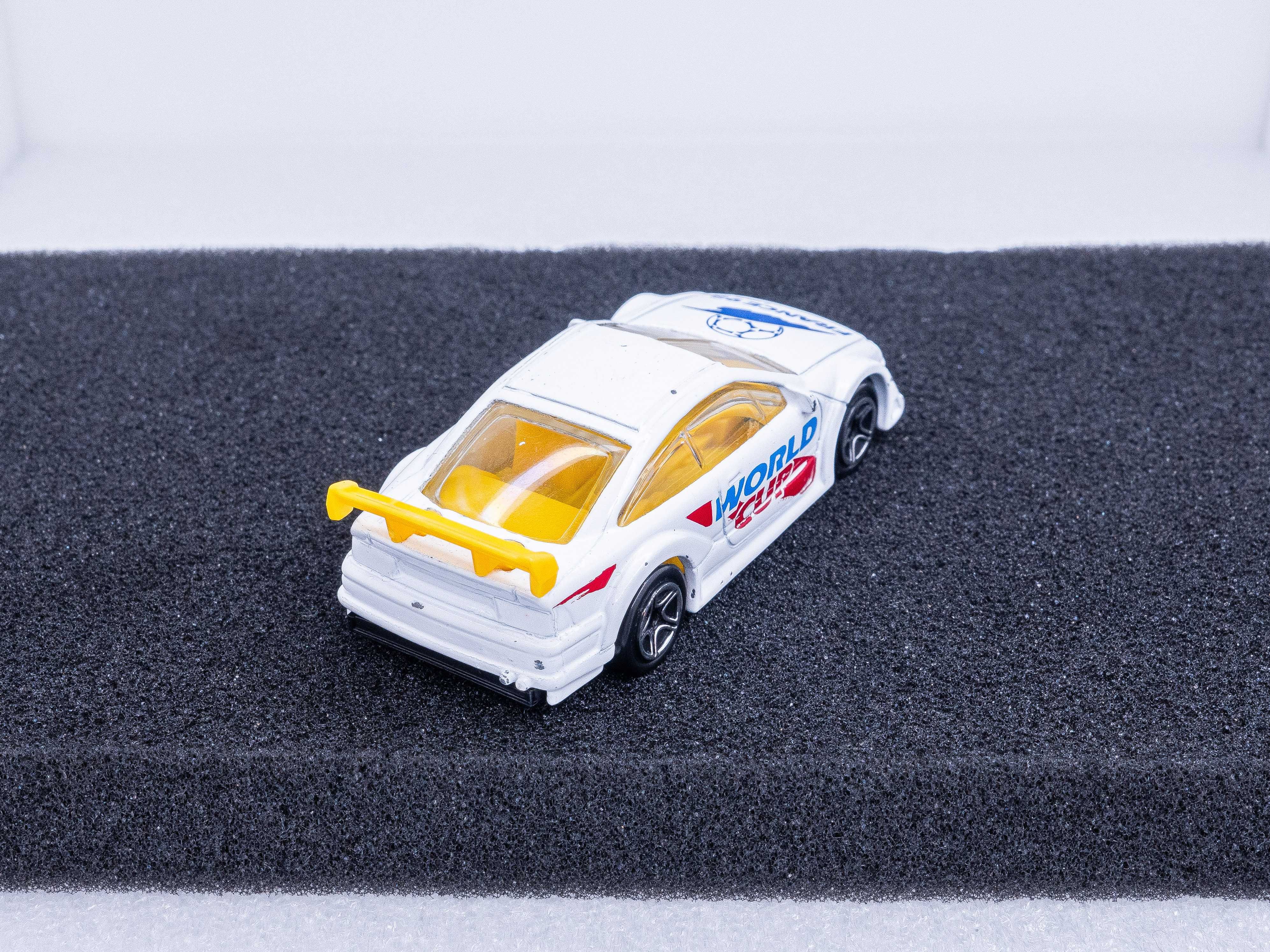 Matchbox Opel Calibra DTM z roku 1998 stan kolekcjonerski