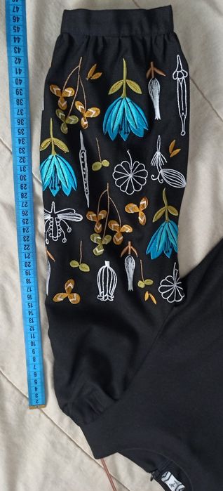 Чорна сукня з вишивкою на рукавах українського бренду Птаха 1613