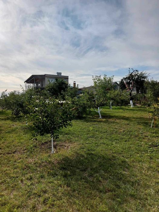 Продаж будинку в мальовничому місці біля водойми з гарним краєвидом