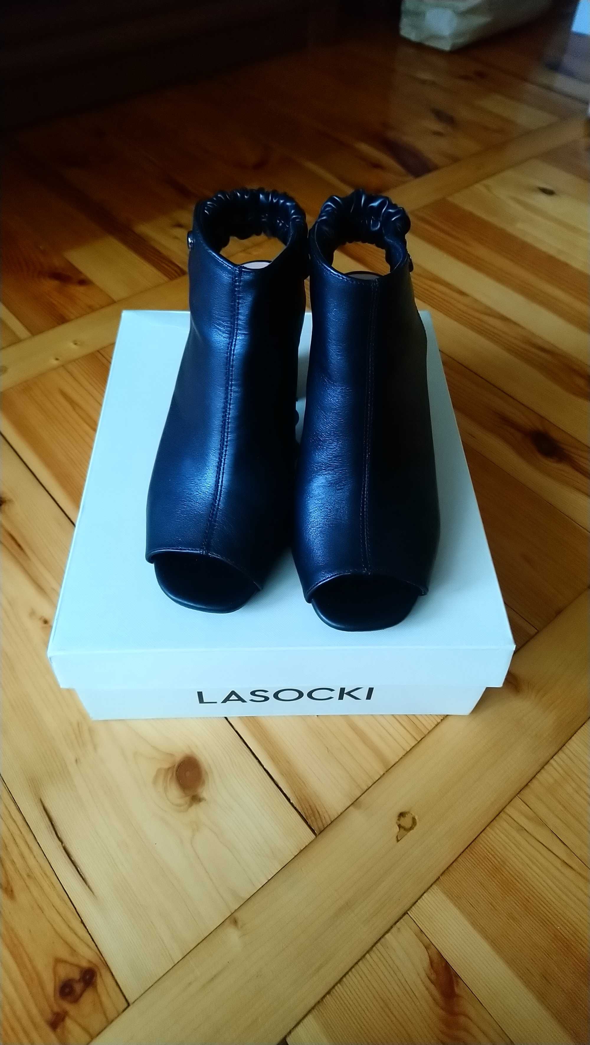 Sandały na obcasie słupkowym skóra