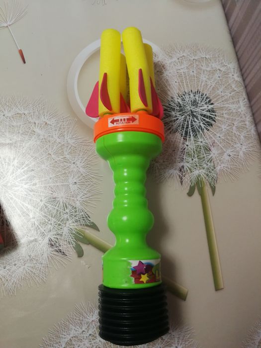 Іграшка помпова, яка стріляє м'якими патронами.