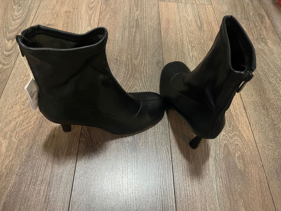 Чобітки жіночі нові Stradivarius