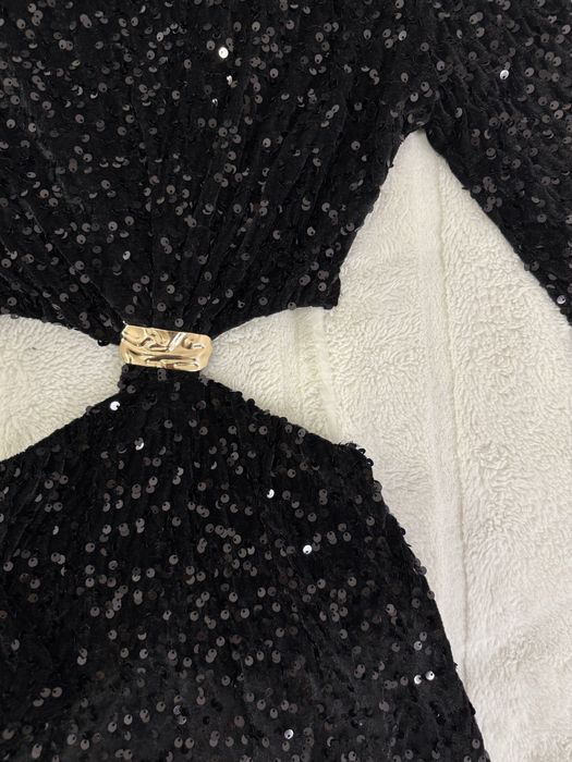 Cekinowa sukienka z wycięciem