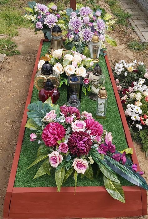 Drewniany nagrobek , obudowa grobu