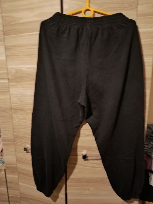 Spodnie dresowe u dołu na gumkach