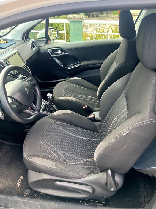 Peugeot 208 Diesel 1.6 e-HDI Allure 03/2013