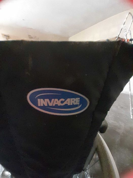 Cama ortopédica e cadeira de rodas