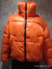 Яскрава куртка помаранчевого кольору