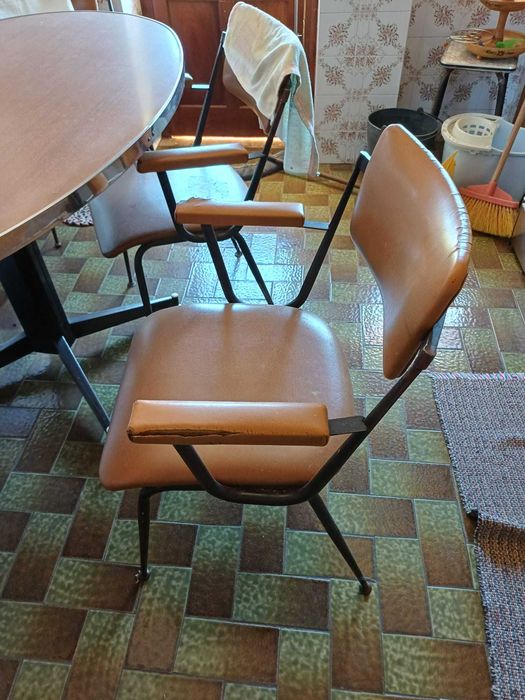 Mesa de cozinha e cadeiras