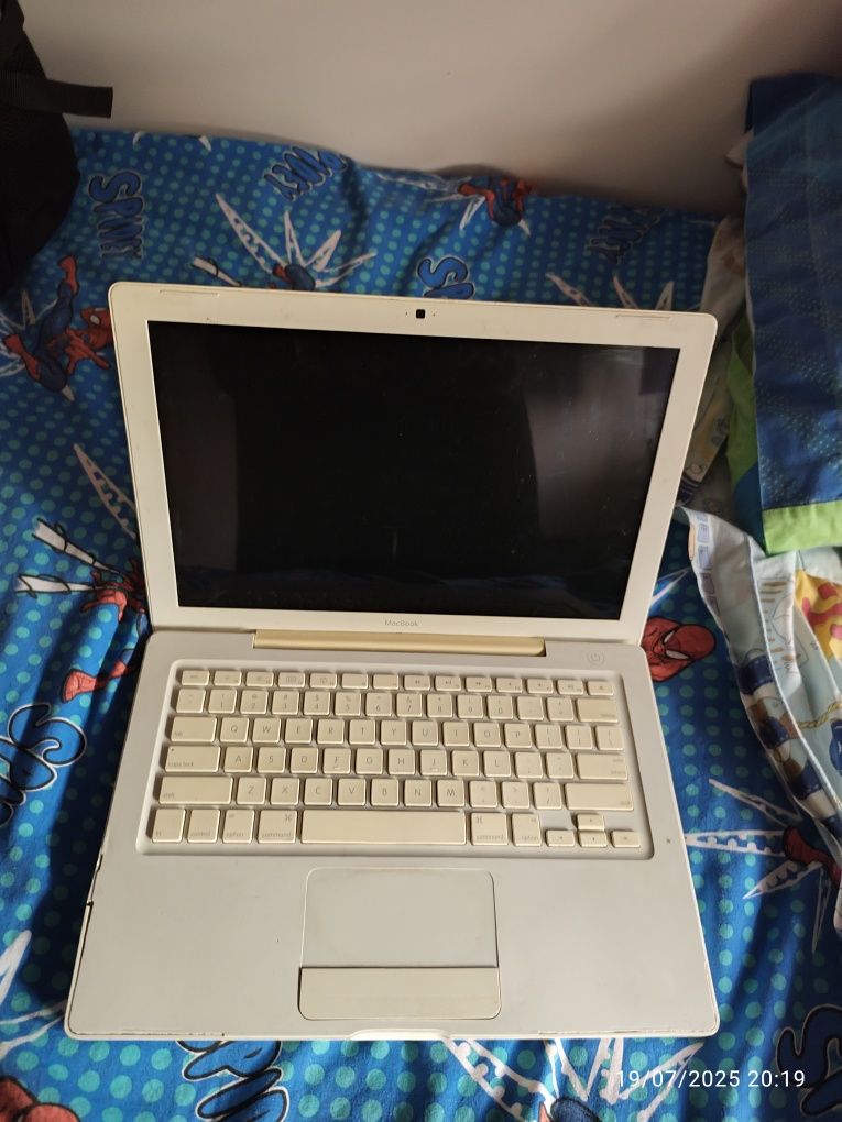 Mac book antigo.