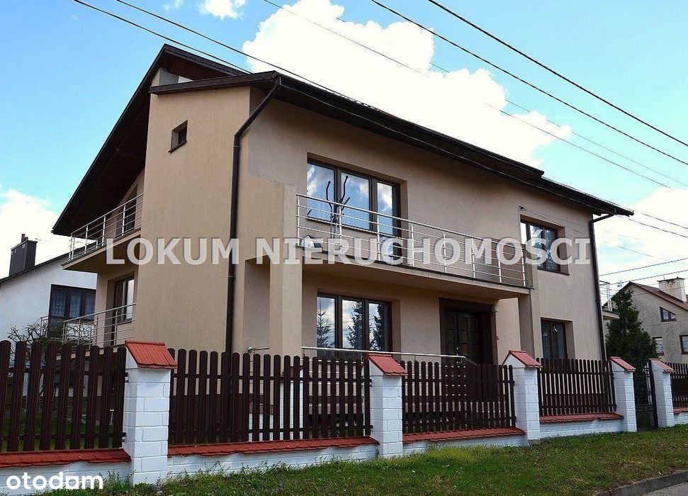 Dom Z Możliwością Zamieszkania Dwóch Rodzin.