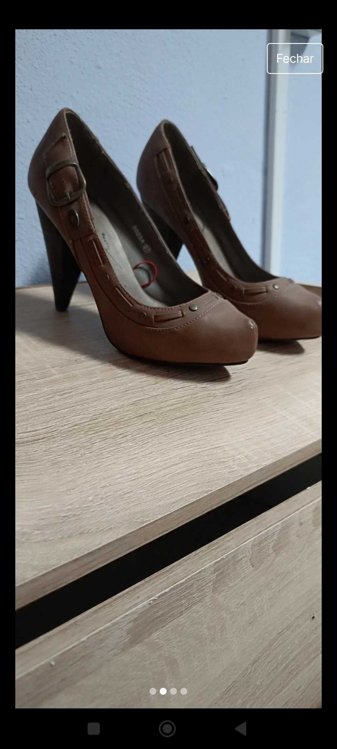 Sapatos castanhos em pele