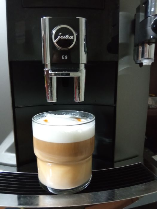 Продам кавомашину Jura E8