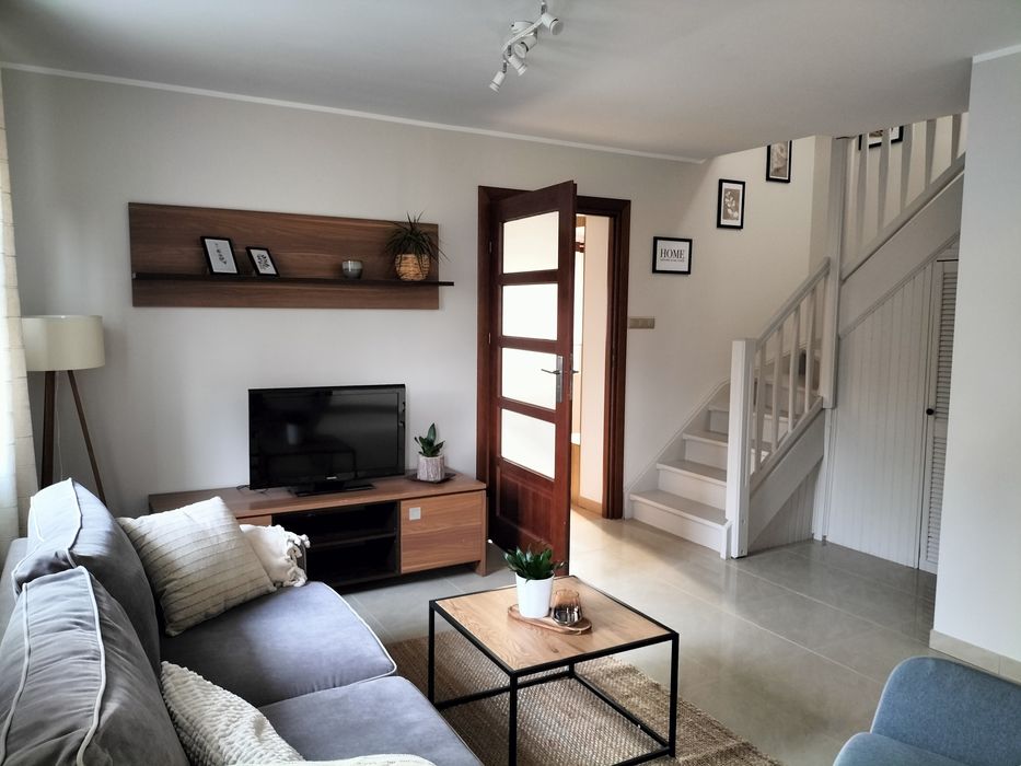 "Dom przy brzegu" w Nadolu nad jeziorem Żarnowieckim.