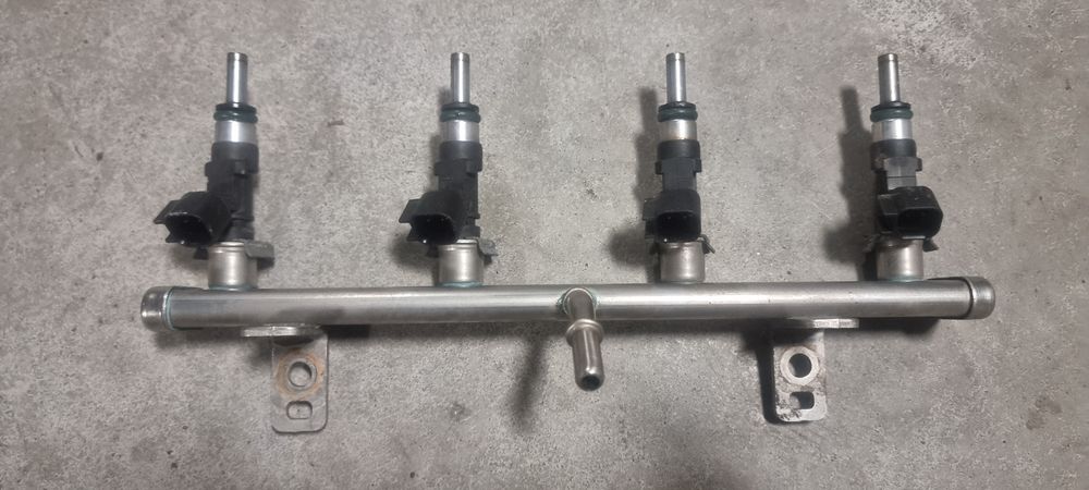 Fiat 500 595 Abarth 1.4T listwa wtryskowa wtryskiwacz  028,015,8300