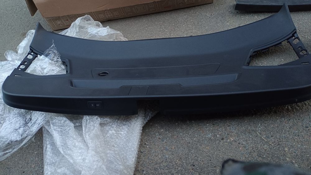 Пластикова обшивка кришки багажника Audi Q3 83a 83A867979.