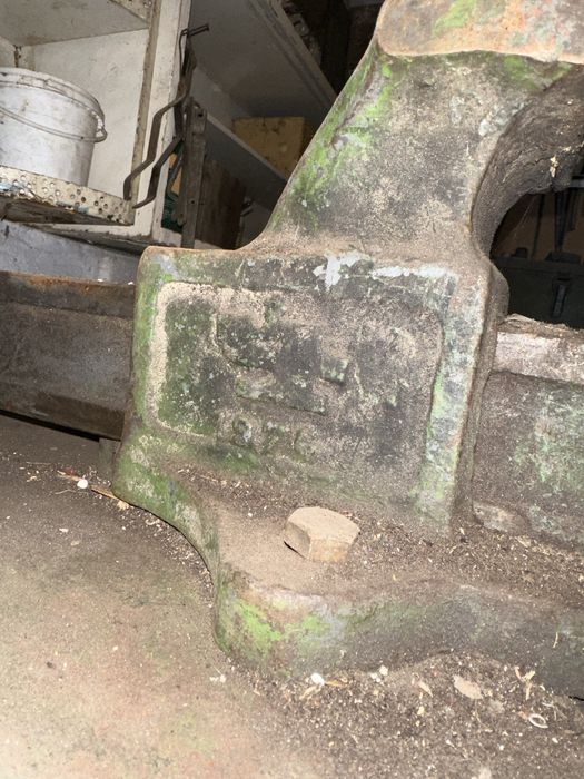 Тиски масивные, чугунные