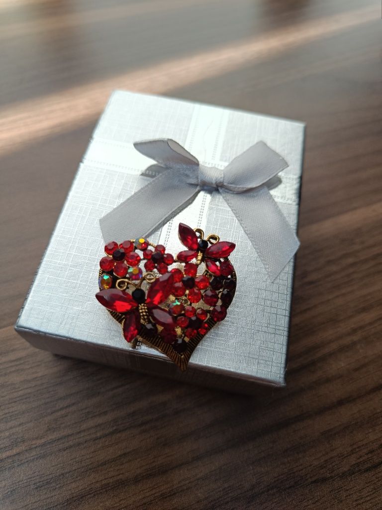 Śliczna broszka czerwone serce cyrkoniami+pudełko prezentowe gratis