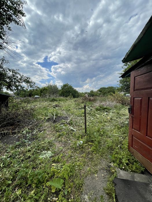 Дом в городе. Узин.Боьшой двор,спокойное место для проживания.