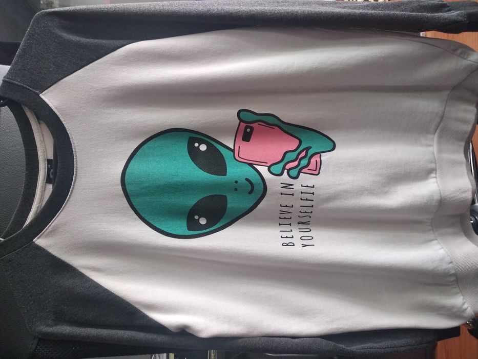 Bluza longsleeve Sinsay Alien selfie - ufo galaxy tumblr