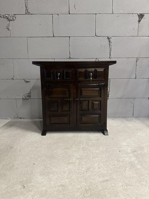 Дубовий комод з кованою фурнітурою.