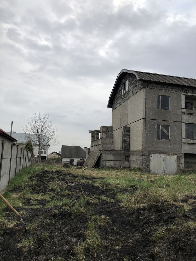 Земельна ділянка, та просторий двохповерховий будинок