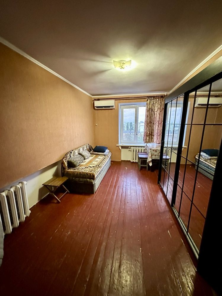 Кімната в гуртожитку, центр міста. Дмитро