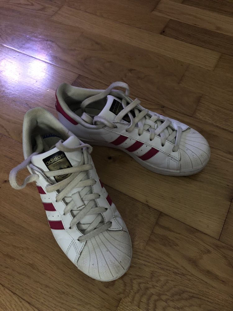 Tenis Adidas com risca rosa