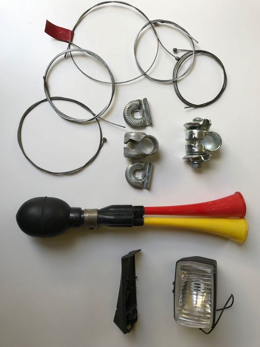 Części rowerowe - trąbka, lampka stara, linka, mocowania siodła