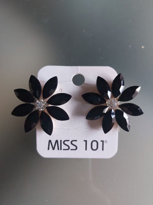 Brincos pretos em forma de flor