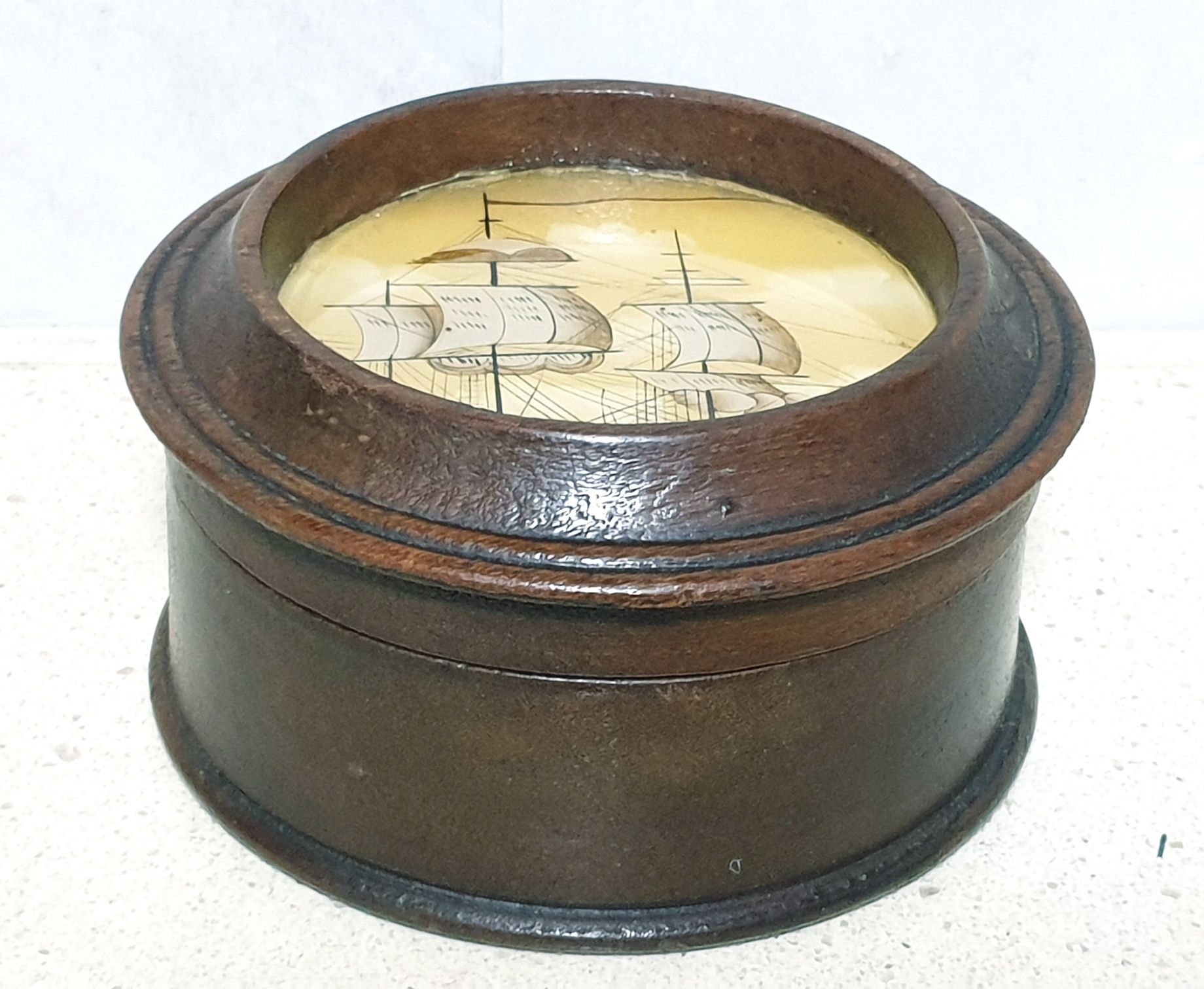 Linda caixa de tabaco em madeira com pintura reversa - navio