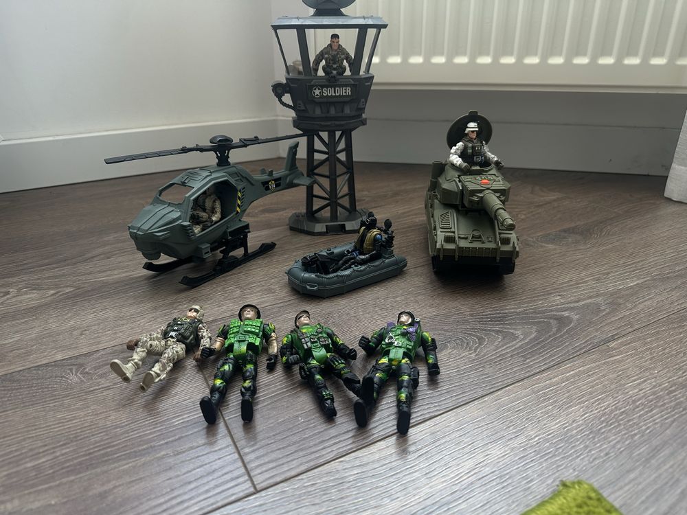 Продам игрушечный военный набор