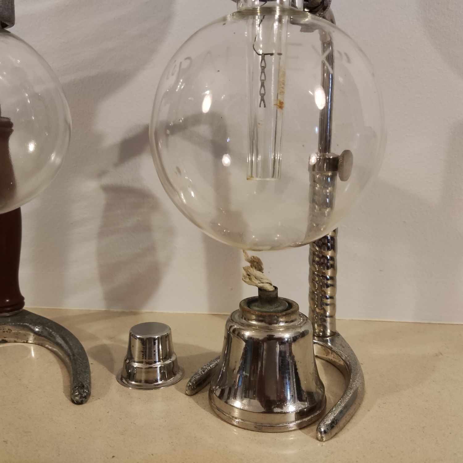 Conjunto de balões de vidro, cafeteiras antigas, vintage