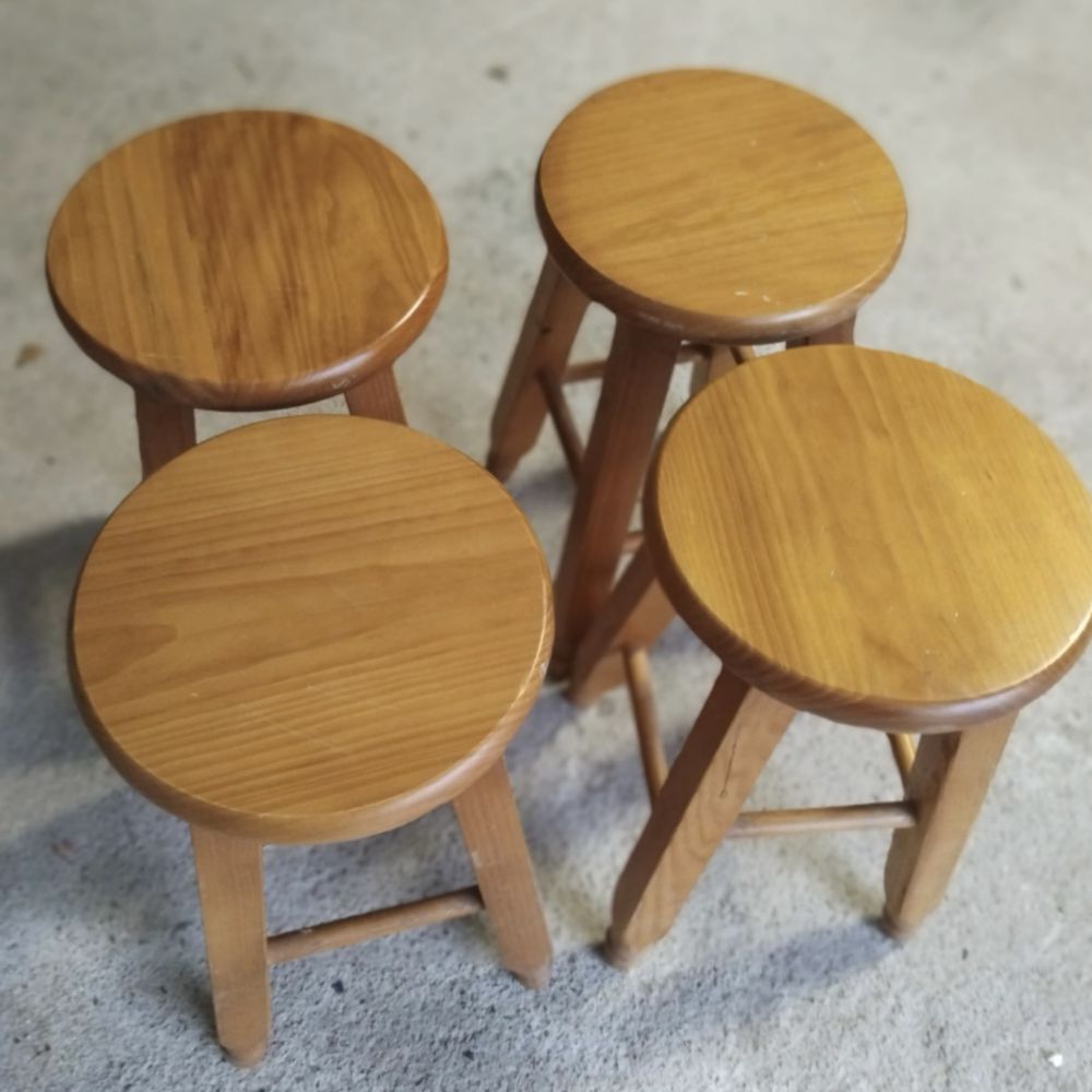 Mesa com 4 bancos