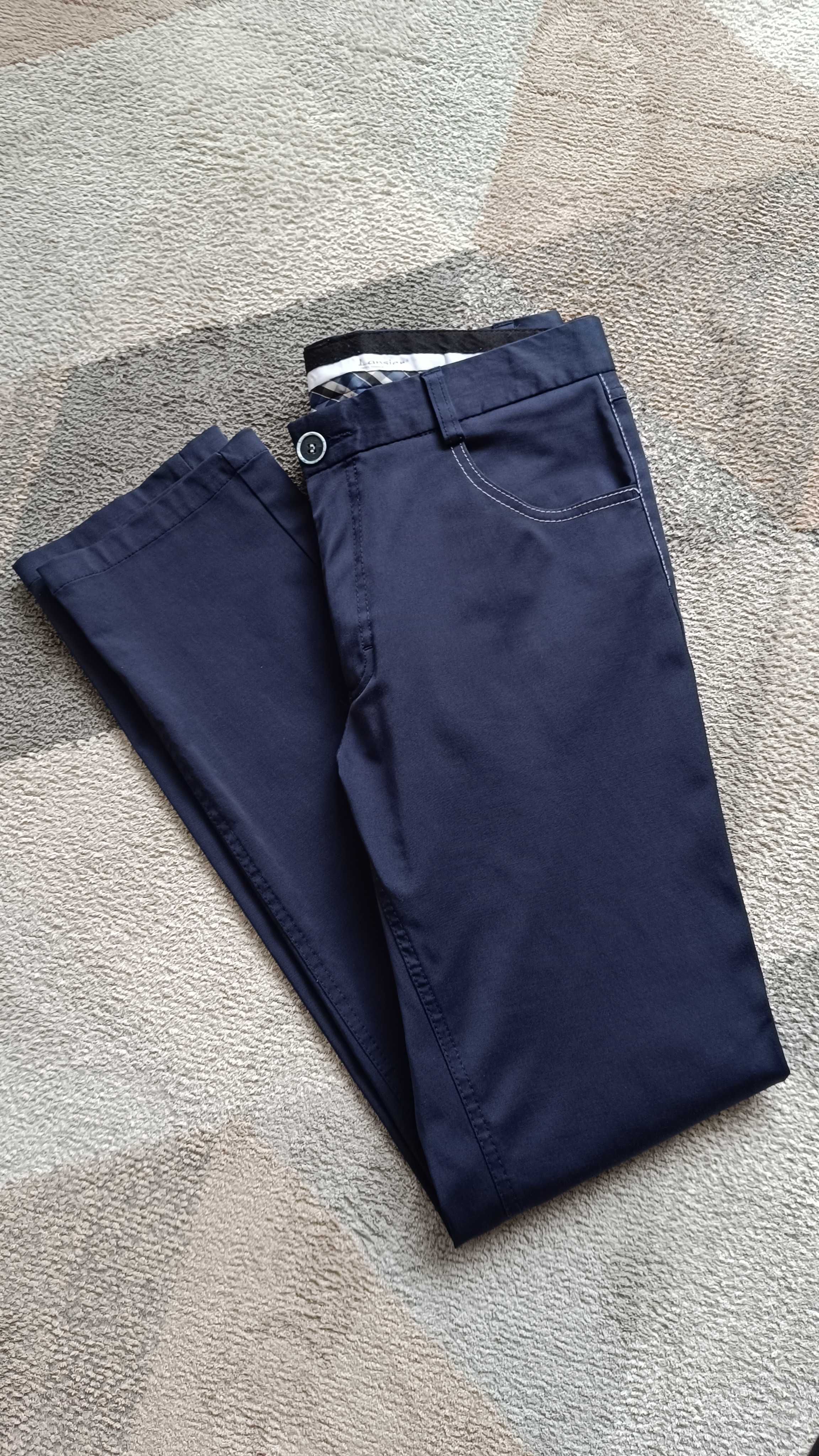 Granatowy garnitur ze spodniami