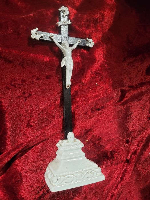 Porcelanowy krzyż dewocjonalia pasyjka