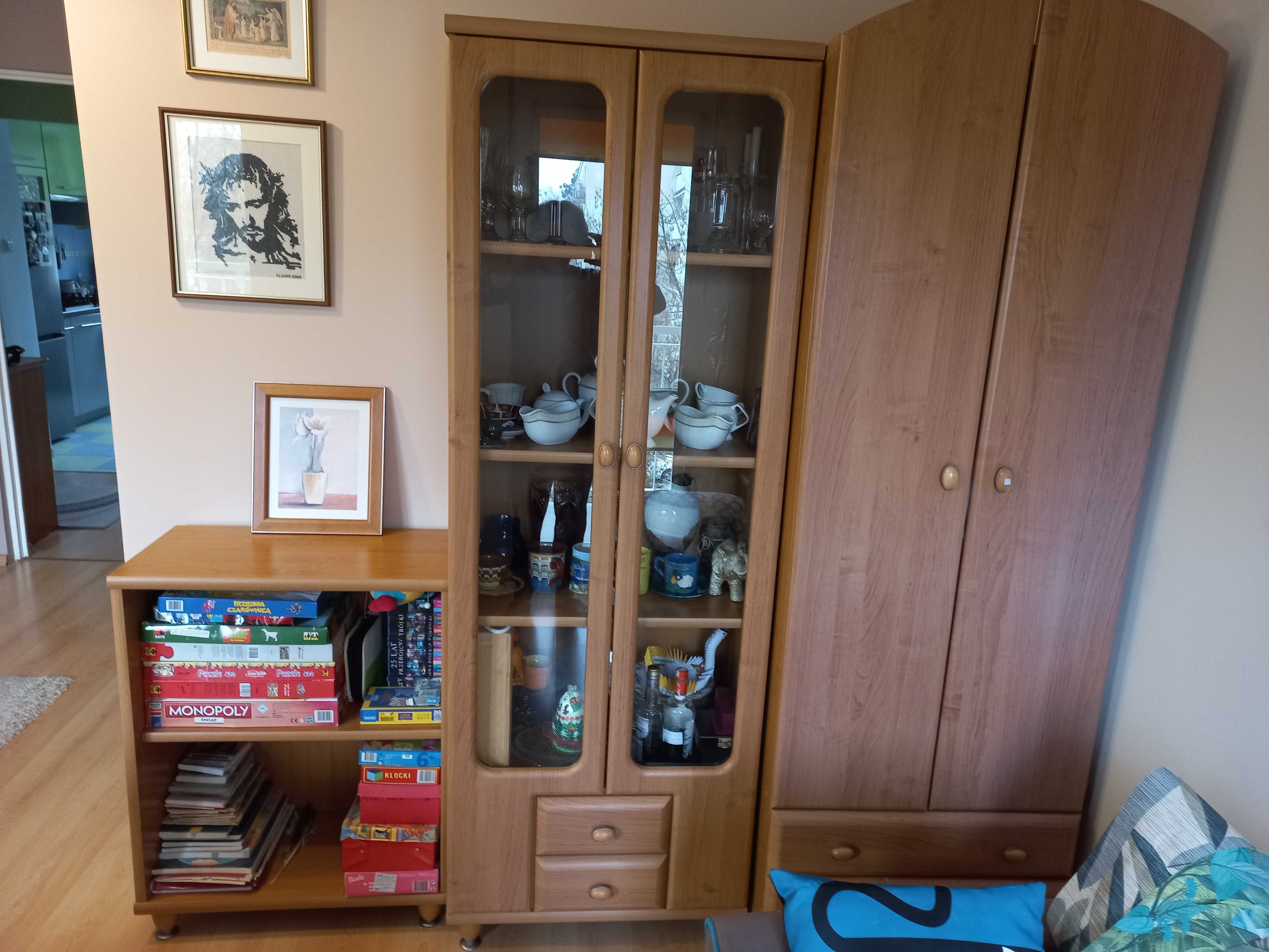 Komplet mebli do salonu i żyrandol