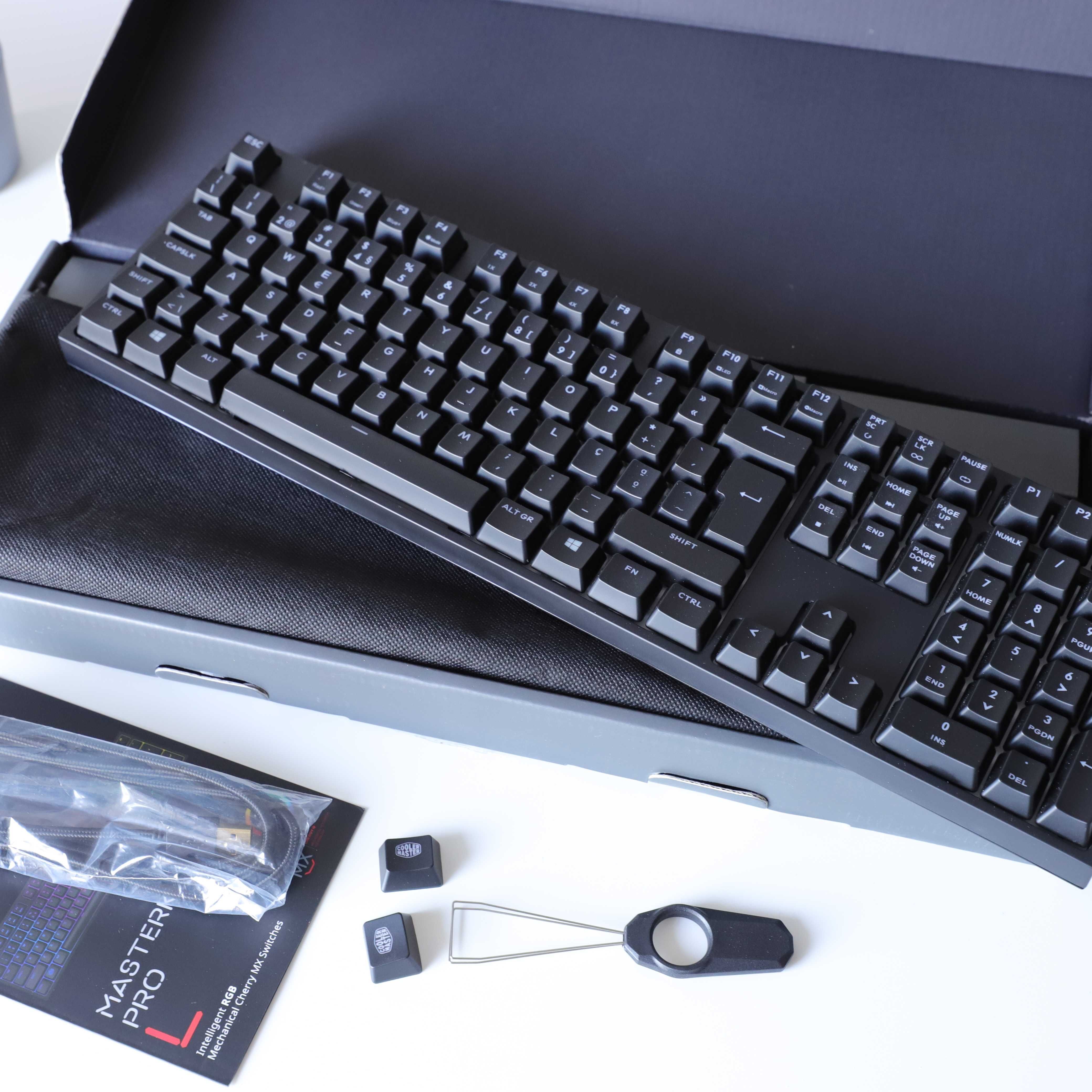 Teclado mecânico Cooler Master Masterkeys Pro L RGB - Novo