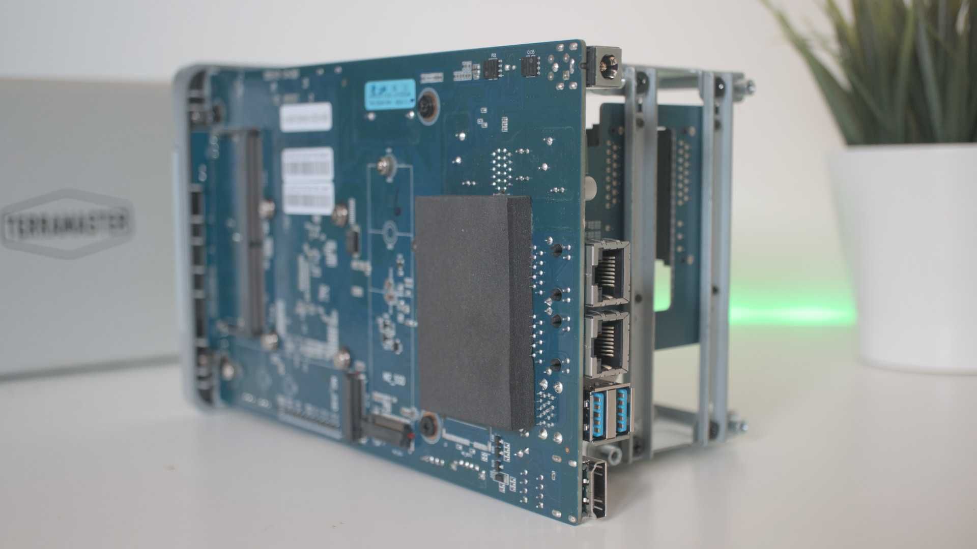 TERRAMASTER F2-223 e 4-300D