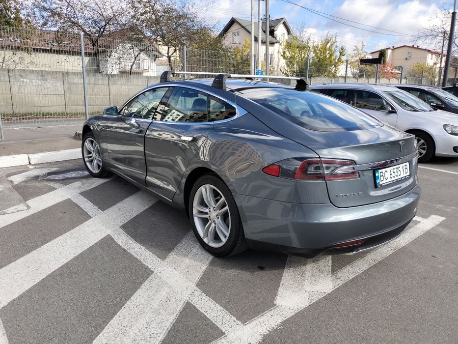 Tesla model S робоча конячка