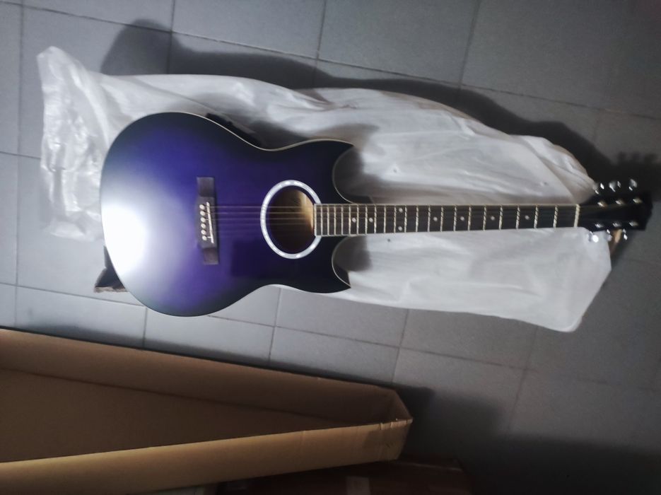 Set de guitarra eletroacústica com duplo cutaway