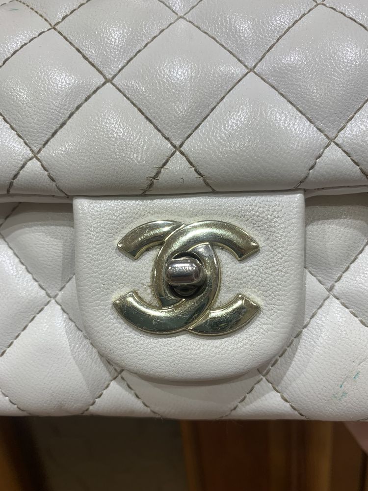 Белая сумка Chanel кожа
