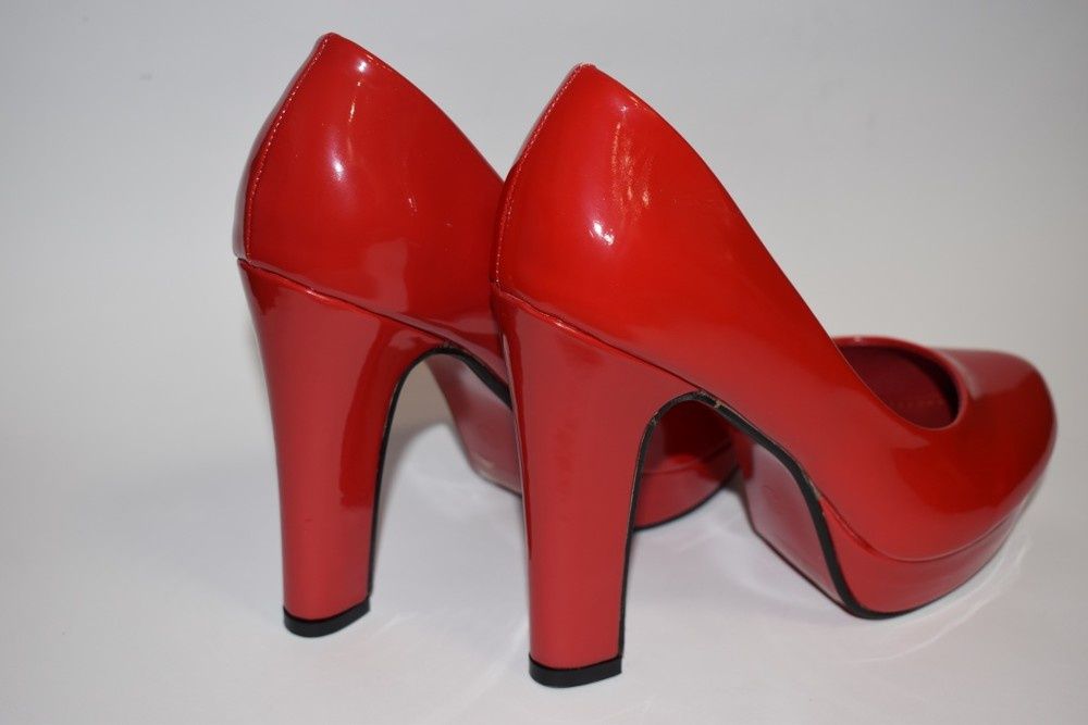 Червоні лаковані туфлі на каблуку