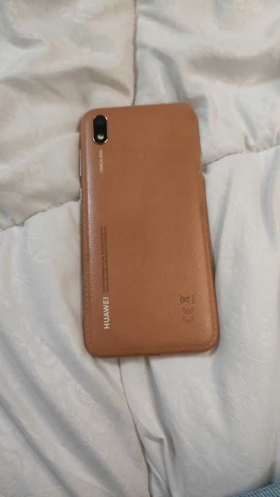 Huawei 13 mega pixel wejście mikro USB. W dobrym stanie używany raz:)