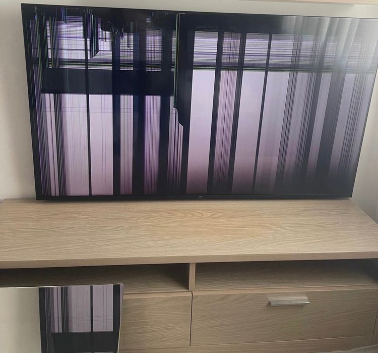 LG UHD AI Things 65 polegadas ecrã partido com comando