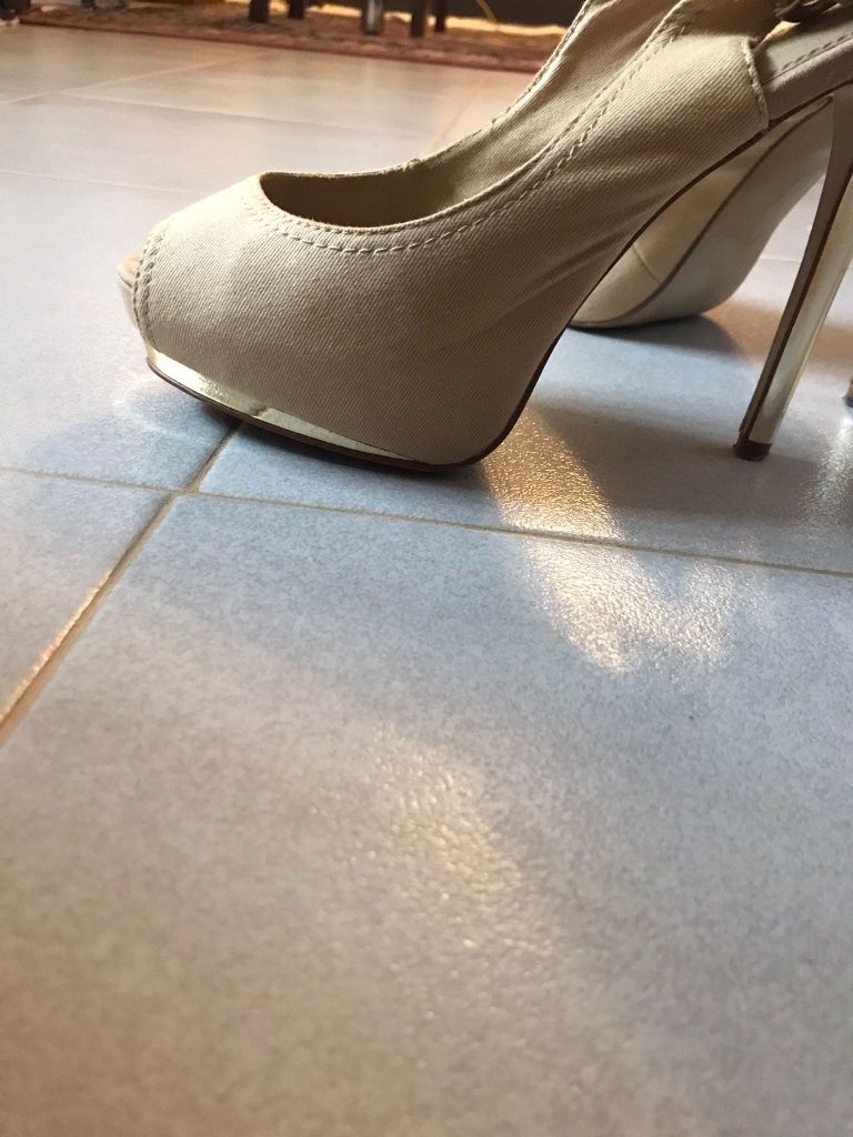 Sapatos beges em tecido