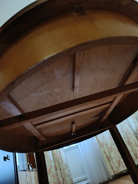 Овальний дерев'яний стіл